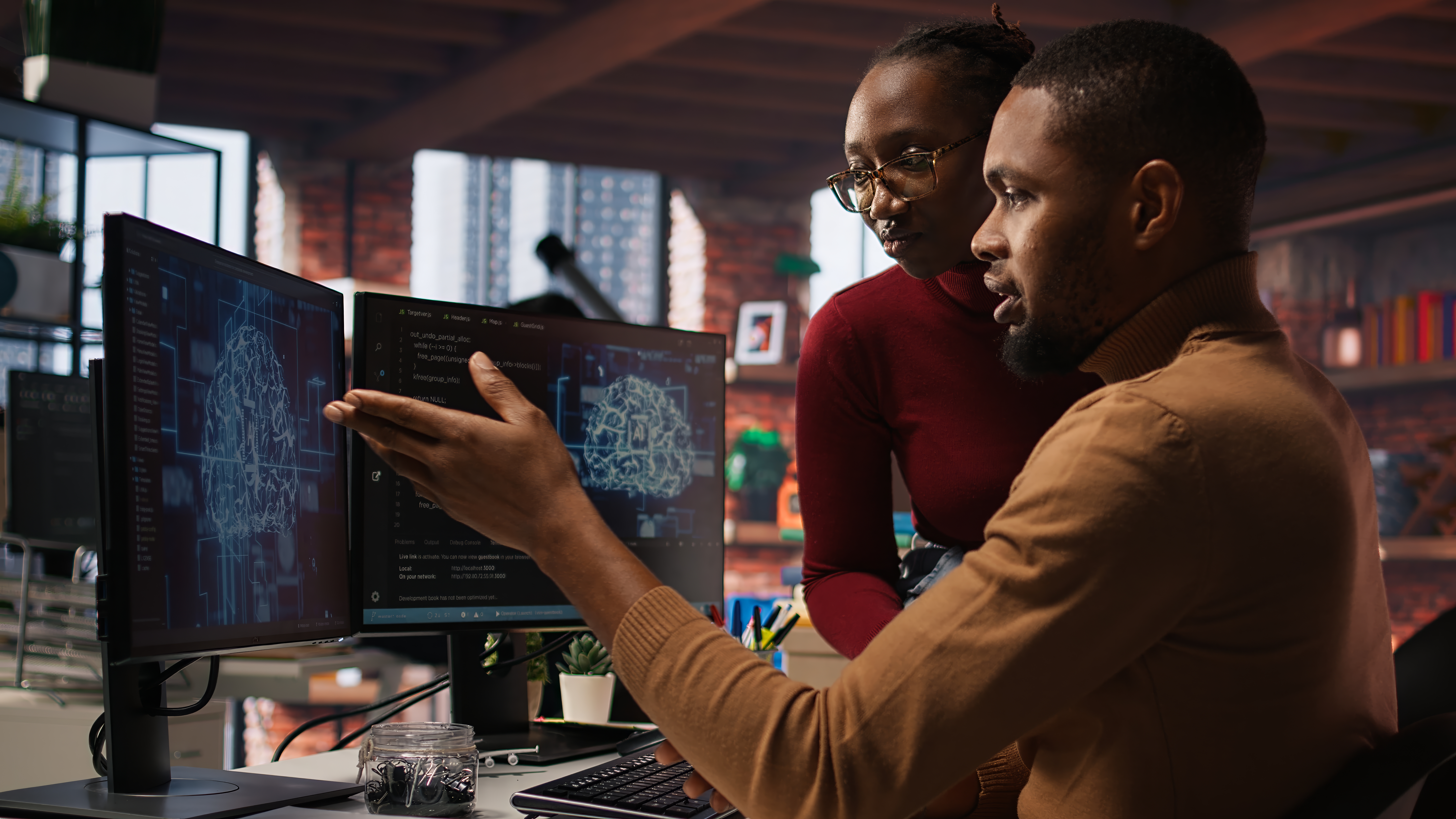 Desenvolvimento de Sistemas e Aplicações — programador a trabalhar em ecrãs de código